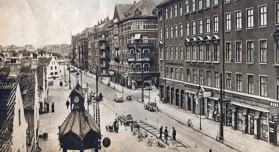 Photo of Store Kongensgade (street) in Copenhagen, 1938, unknown photographer, Wikimedia Commons, Public Domain. Photo of Store Kongensgade (street) in Copenhagen, 1938, unknown photographer, Wikimedia Commons, Public Domain.