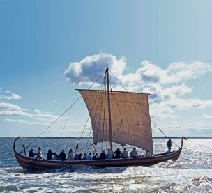 Vikingeskib på havet