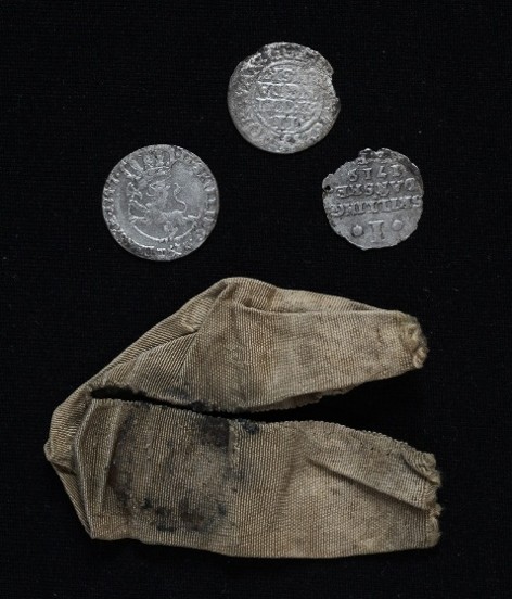Tre små sølvmønter indsyet i silkestykke. Foto: Københavns Museum