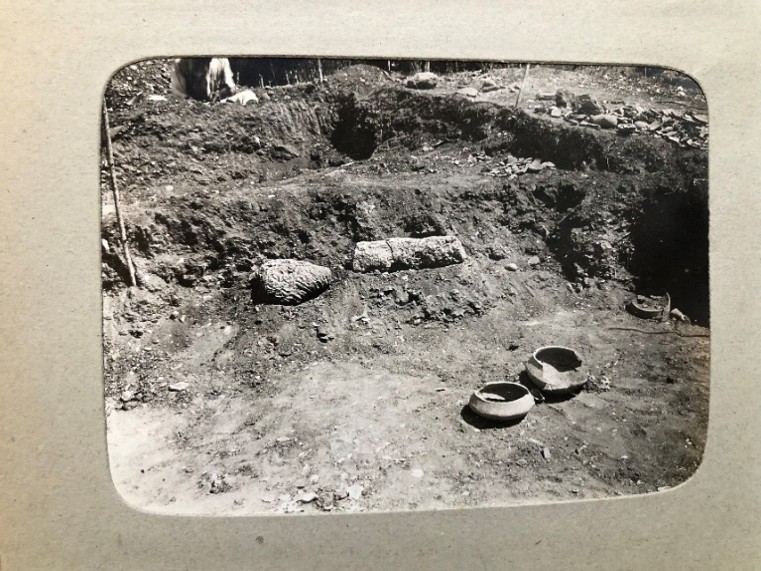 Foto: L.R. Nielsen efter materiale i Etnografisk bibliotek og beretningsarkiv, Nationalmuseet